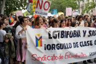 Group of people holding a banner reading "LGTBI FUERA YA SIN MIEDO - ORGULLO DE CLASE OBRERA, Sindicato de Estudiantes" at a pride event.